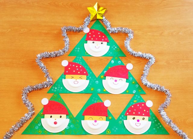 保育園　12月壁面製作　紙皿や折り紙サンタのクリスマスツリー