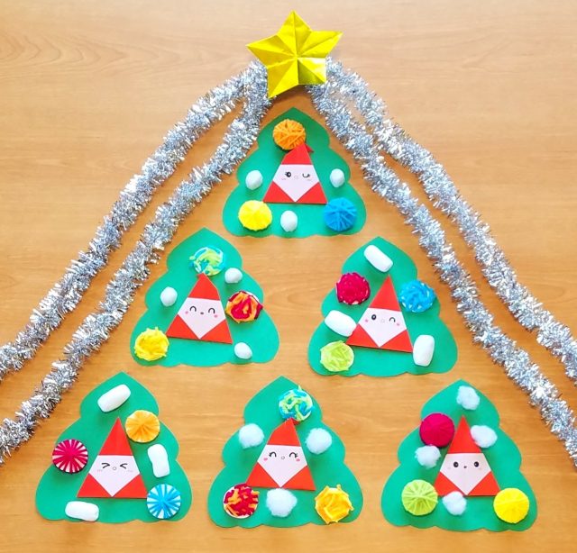 保育園　12月壁面製作　紙皿や折り紙サンタのクリスマスツリー